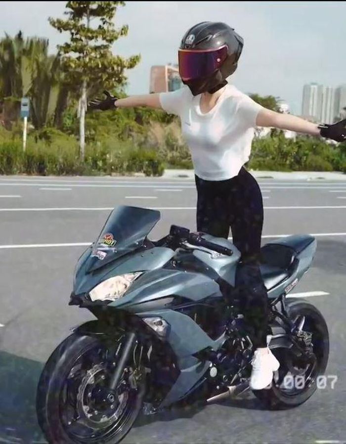 Công an vào cuộc xác minh clip một người mẫu Việt 'làm xiếc' trên mô tô phân khối lớn - ảnh 1