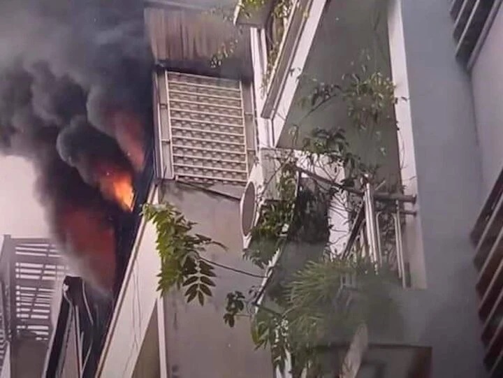 Cháy tầng 6 căn nhà ở Hà Nội, khói đen cuồn cuộn bốc cao khiến cả khu phố tháo chạy - ảnh 3