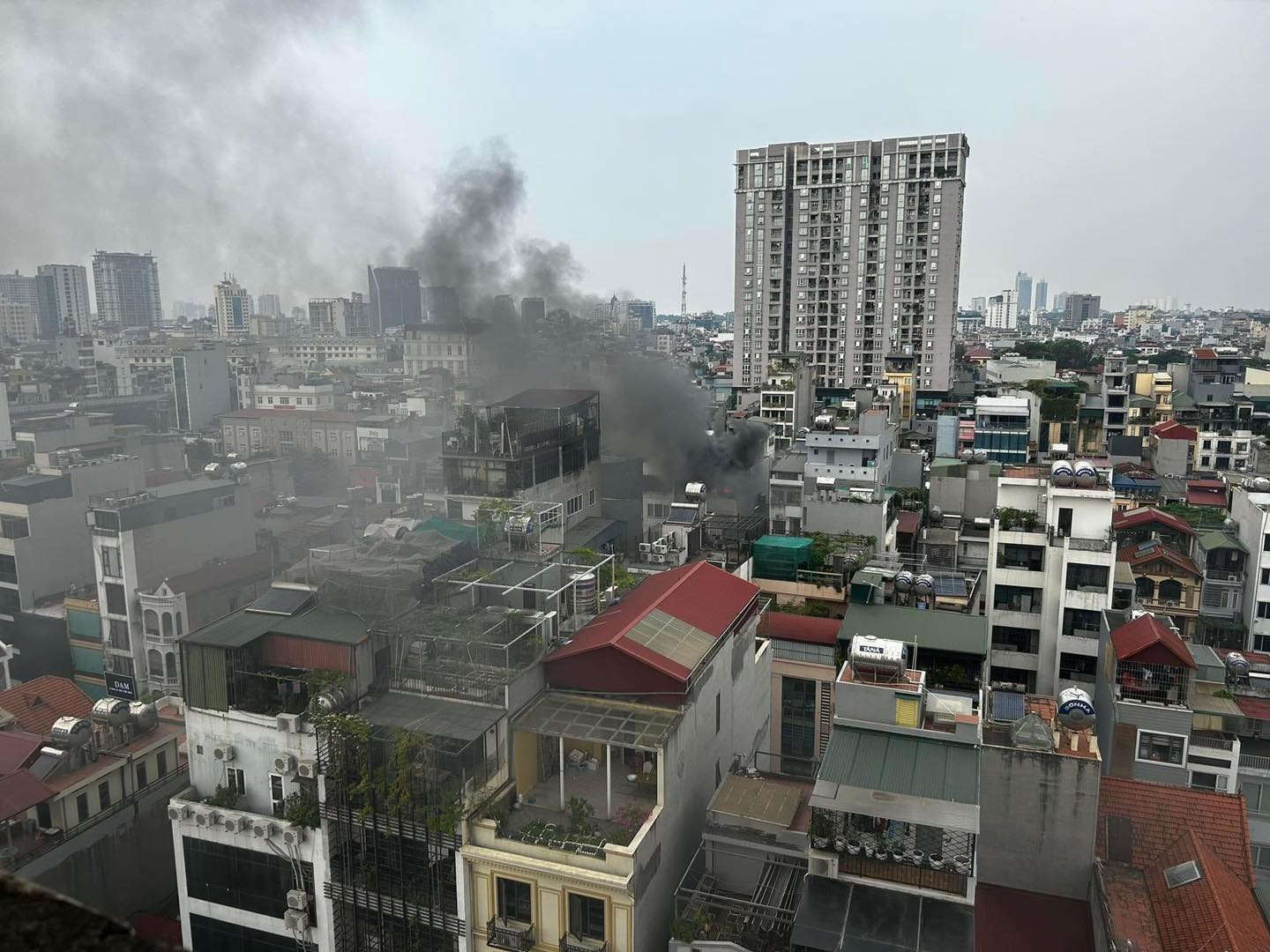 Cháy tầng 6 căn nhà ở Hà Nội, khói đen cuồn cuộn bốc cao khiến cả khu phố tháo chạy - ảnh 1