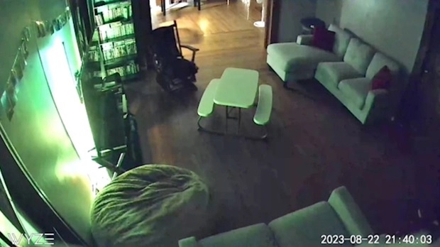 Đồ vật trong nhà di chuyển bất thường, người phụ nữ lặng người khi thấy cảnh tượng rùng rợn qua camera - ảnh 1