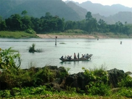 Chèo thuyền đi bắt cá, người đàn ông Quảng Bình vớt được loại gỗ đắt nhất thế giới, giá hàng chục tỷ đồng - ảnh 1
