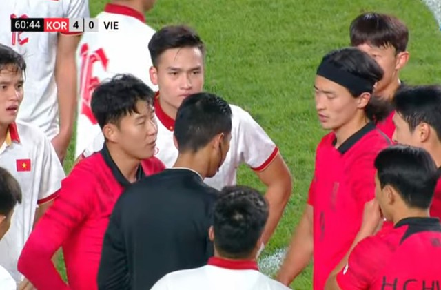 ĐT Việt Nam thua đậm Hàn Quốc, Bùi Hoàng Việt Anh nhận thẻ đỏ vì phạm lỗi với Son Heung Min - ảnh 3