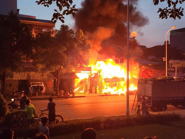 Cháy lớn trong căn nhà tại Hà Nội, gia đình 4 người chỉ 1 người sống sót - ảnh 1