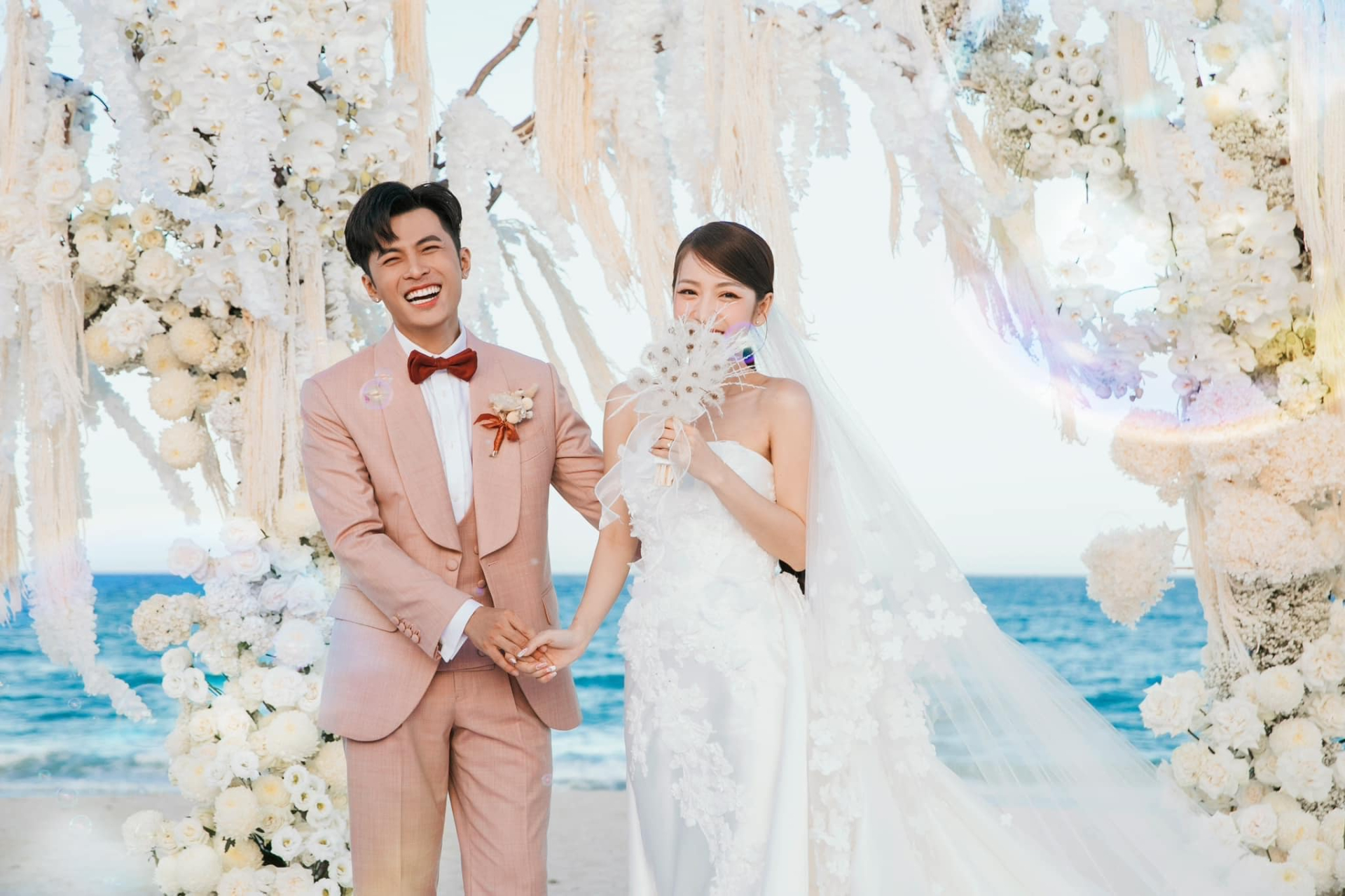 Hòa Minzy khoe khoảnh khắc đẹp như tranh trong đám cưới Puka - Gin Tuấn Kiệt, bất ngờ với danh tính người chụp - ảnh 1