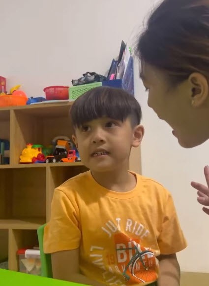 Vợ chồng Thanh Thúy - Đức Thịnh vất vả tập nói cho con trai 5 tuổi, chạy chữa đủ đường mong nghe con gọi 'mẹ' - ảnh 3