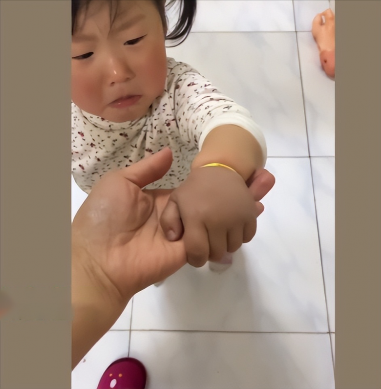 Con gái 2 tuổi liên tục khóc kêu cứu, người mẹ kiểm tra thì kinh hãi khi thấy thứ trên tay đứa trẻ - ảnh 3