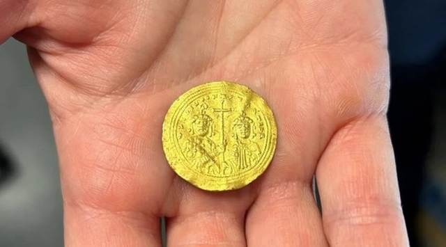 Đồng tiền vàng quý hiếm 1000 năm tuổi được tìm thấy, gương mặt được in phía trên khiến giới khoa học sửng sốt - ảnh 2