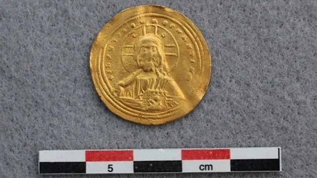 Đồng tiền vàng quý hiếm 1000 năm tuổi được tìm thấy, gương mặt được in phía trên khiến giới khoa học sửng sốt - ảnh 1
