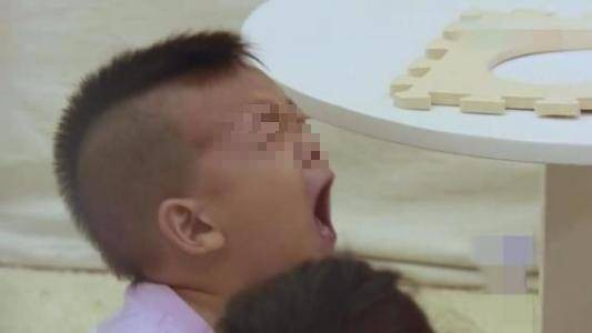Con trai 5 tuổi khóc nấc khi đi học về, vừa mở miệng ra đã khiến bố mẹ tay chân run rẫy - ảnh 2