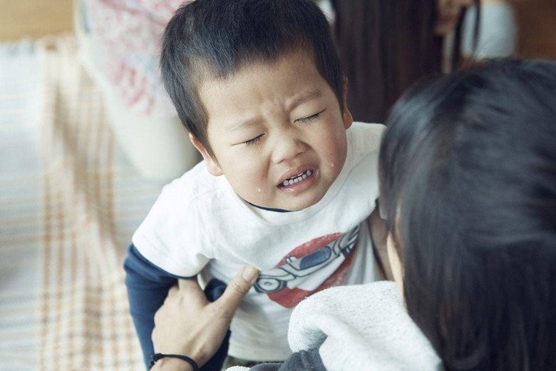 Con trai 5 tuổi khóc nấc khi đi học về, vừa mở miệng ra đã khiến bố mẹ tay chân run rẫy - ảnh 3