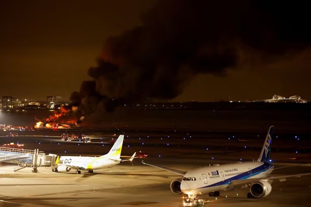Hiện trường vụ va chạm máy bay chở 379 người tại Nhật, 5 người trên máy bay cứu hộ động đất không qua khỏi - ảnh 4
