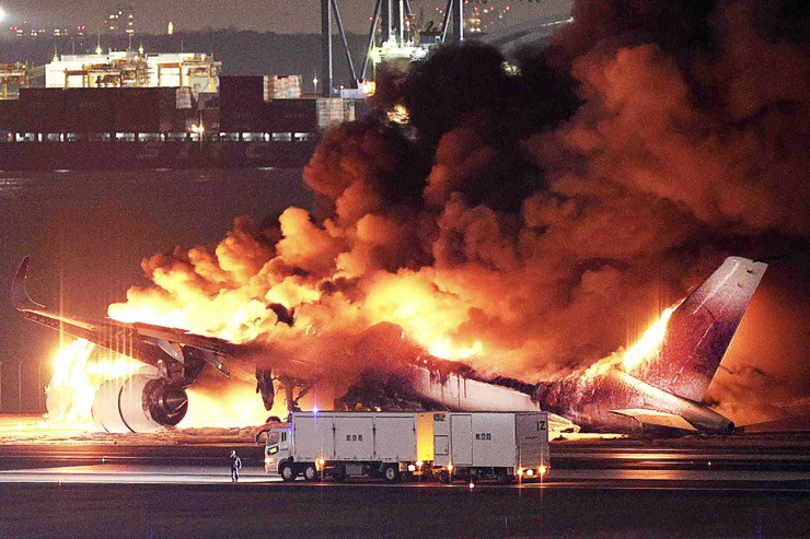 Vụ máy bay Nhật chở 379 người bốc cháy trên đường băng: Hãng bay tiết lộ thông tin mới từ phi công - ảnh 1