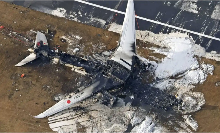 Vụ máy bay Nhật chở 379 người bốc cháy trên đường băng: Hãng bay tiết lộ thông tin mới từ phi công - ảnh 2