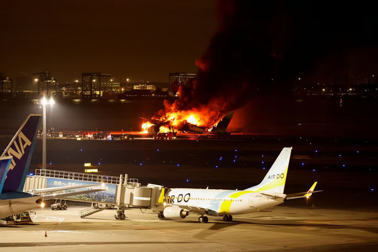 Vụ máy bay Nhật chở 379 người bốc cháy trên đường băng: Hãng bay tiết lộ thông tin mới từ phi công - ảnh 3