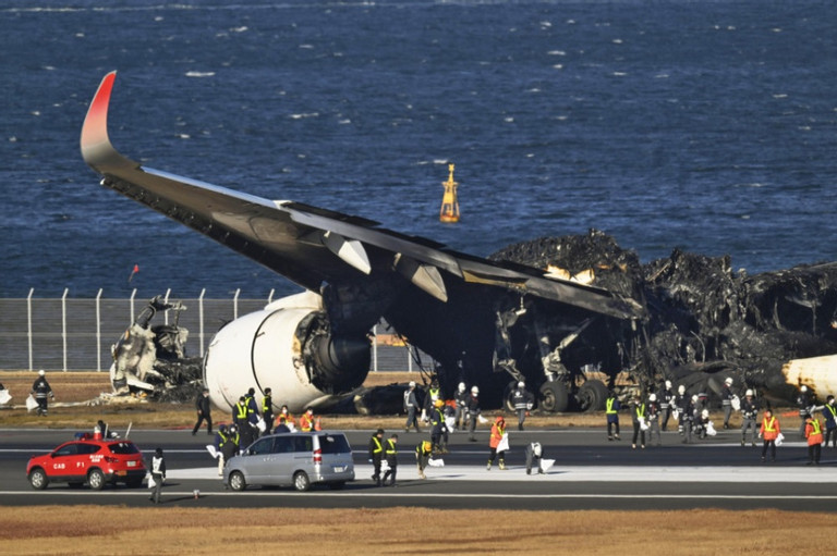 Vụ máy bay Nhật chở 379 người bốc cháy trên đường băng: Hãng bay tiết lộ thông tin mới từ phi công - ảnh 4