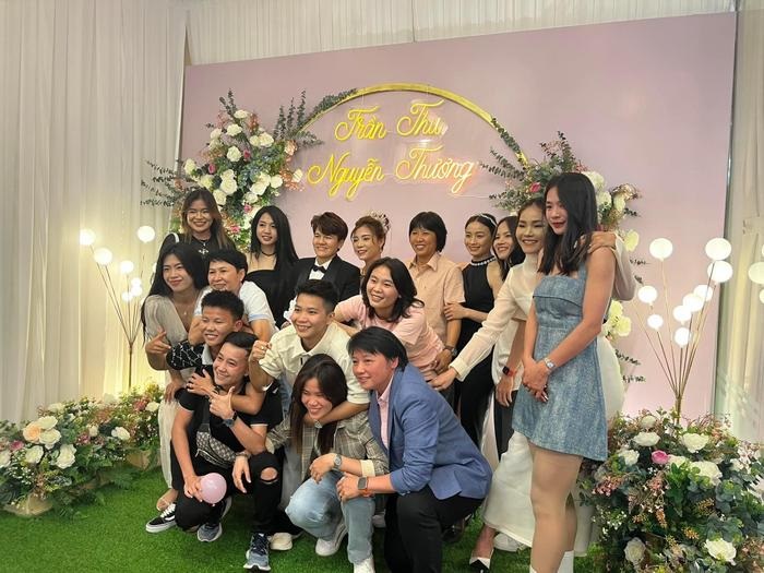 Cầu thủ đội tuyển nữ Việt Nam tổ chức đám cưới với bạn gái đồng giới, nhiều đồng đội đến chúc phúc - ảnh 5