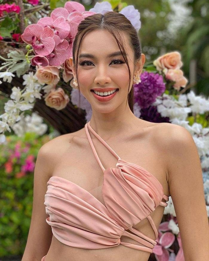 Hoa hậu Thùy Tiên bị bắt gặp khi đang hóa trang tượng đồng trên phố, biểu cảm thế nào mà gây sốt? - ảnh 7