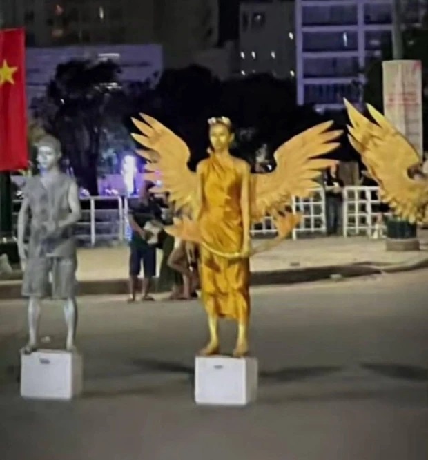 Hoa hậu Thùy Tiên bị bắt gặp khi đang hóa trang tượng đồng trên phố, biểu cảm thế nào mà gây sốt? - ảnh 2