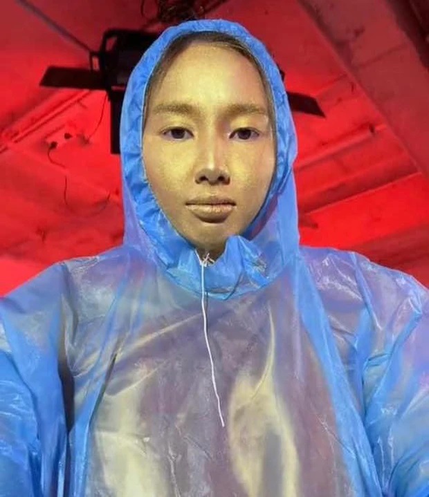 Hoa hậu Thùy Tiên bị bắt gặp khi đang hóa trang tượng đồng trên phố, biểu cảm thế nào mà gây sốt? - ảnh 1