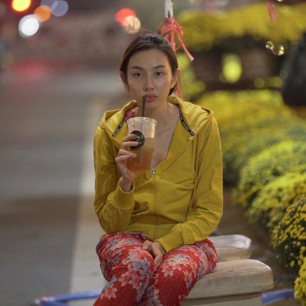 Hoa hậu Thùy Tiên bị bắt gặp khi đang hóa trang tượng đồng trên phố, biểu cảm thế nào mà gây sốt? - ảnh 5