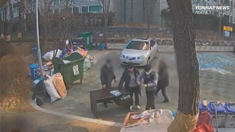 Đi vứt rác thì thấy chiếc nệm cũ bất thường, người đàn ông lập tức báo cảnh sát khi nhìn thấy thứ bên trong - ảnh 3
