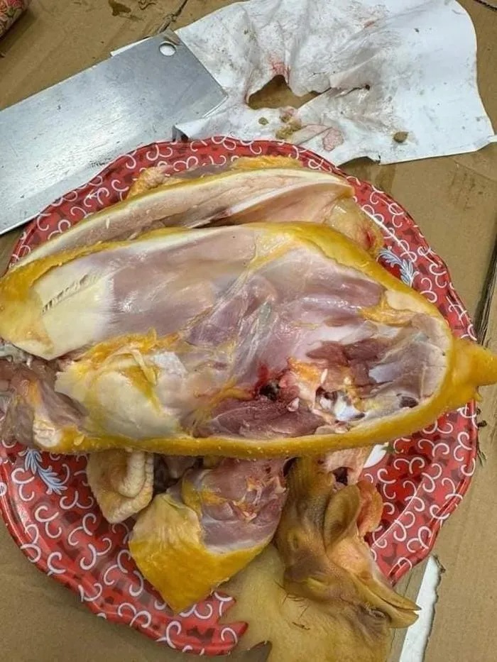 Chi hơn 600k mua con gà luộc về cúng, cô gái tức xanh mặt khi thấy thứ bên trong - ảnh 2
