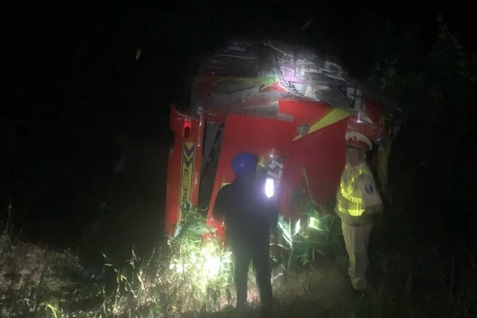 Hé lộ nguyên nhân khiến xe khách chở 37 người về quê ăn Tết lao xuống vực sâu ở Kon Tum - ảnh 1