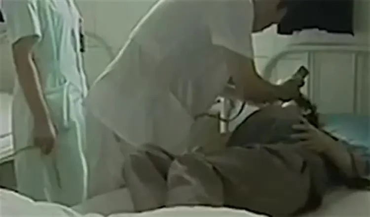 Người đàn ông có chiếc bụng to khi vừa chào đời khiến cả xóm dị nghị, đến bệnh viện sinh ra 'bé gái' nặng 9kg - ảnh 4