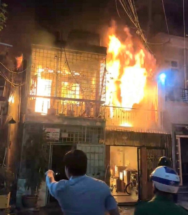 Vụ cháy khiến 4 người không qua khỏi tại TPHCM: Ngôi nhà từng rao bán 5,2 tỷ, nghi do mâu thuẫn gia đình - ảnh 1