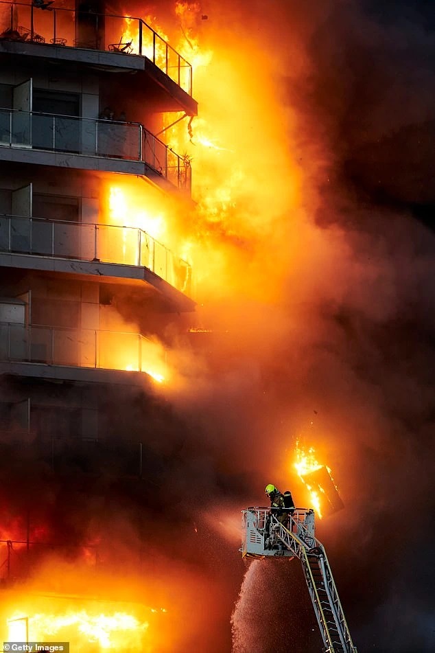 Chung cư 14 tầng chìm trong biển lửa khiến hơn 20 người thương vong, nguyên nhân từ thứ vật liệu quen thuộc - ảnh 2