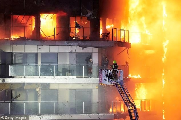 Chung cư 14 tầng chìm trong biển lửa khiến hơn 20 người thương vong, nguyên nhân từ thứ vật liệu quen thuộc - ảnh 1