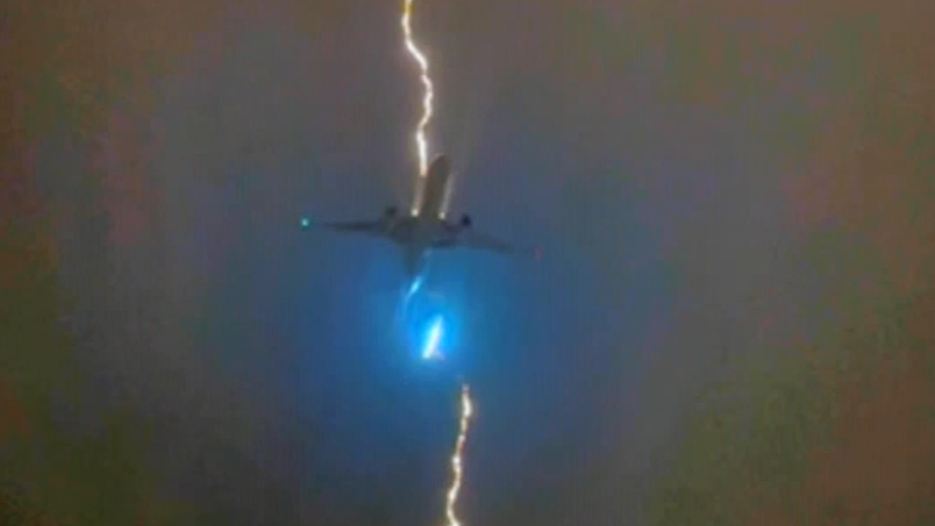 Máy bay chở khách bị sét đánh giữa không trung, cảnh tượng được ghi lại khiến nhiều người hồi hộp - ảnh 2