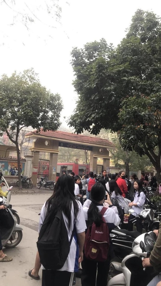 Trường THCS ở Hà Nội bốc cháy dữ dội, hàng trăm học sinh khẩn trương thoát ra ngoài - ảnh 2