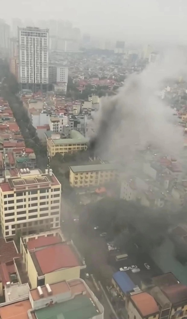 Trường THCS ở Hà Nội bốc cháy dữ dội, hàng trăm học sinh khẩn trương thoát ra ngoài - ảnh 1