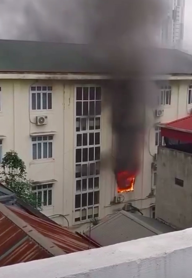 Trường THCS ở Hà Nội bốc cháy dữ dội, hàng trăm học sinh khẩn trương thoát ra ngoài - ảnh 4