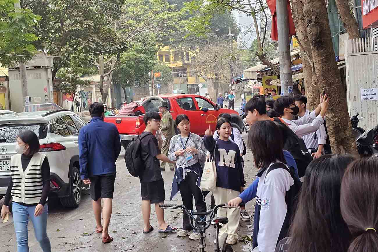 Trường THCS ở Hà Nội bốc cháy dữ dội, hàng trăm học sinh khẩn trương thoát ra ngoài - ảnh 3