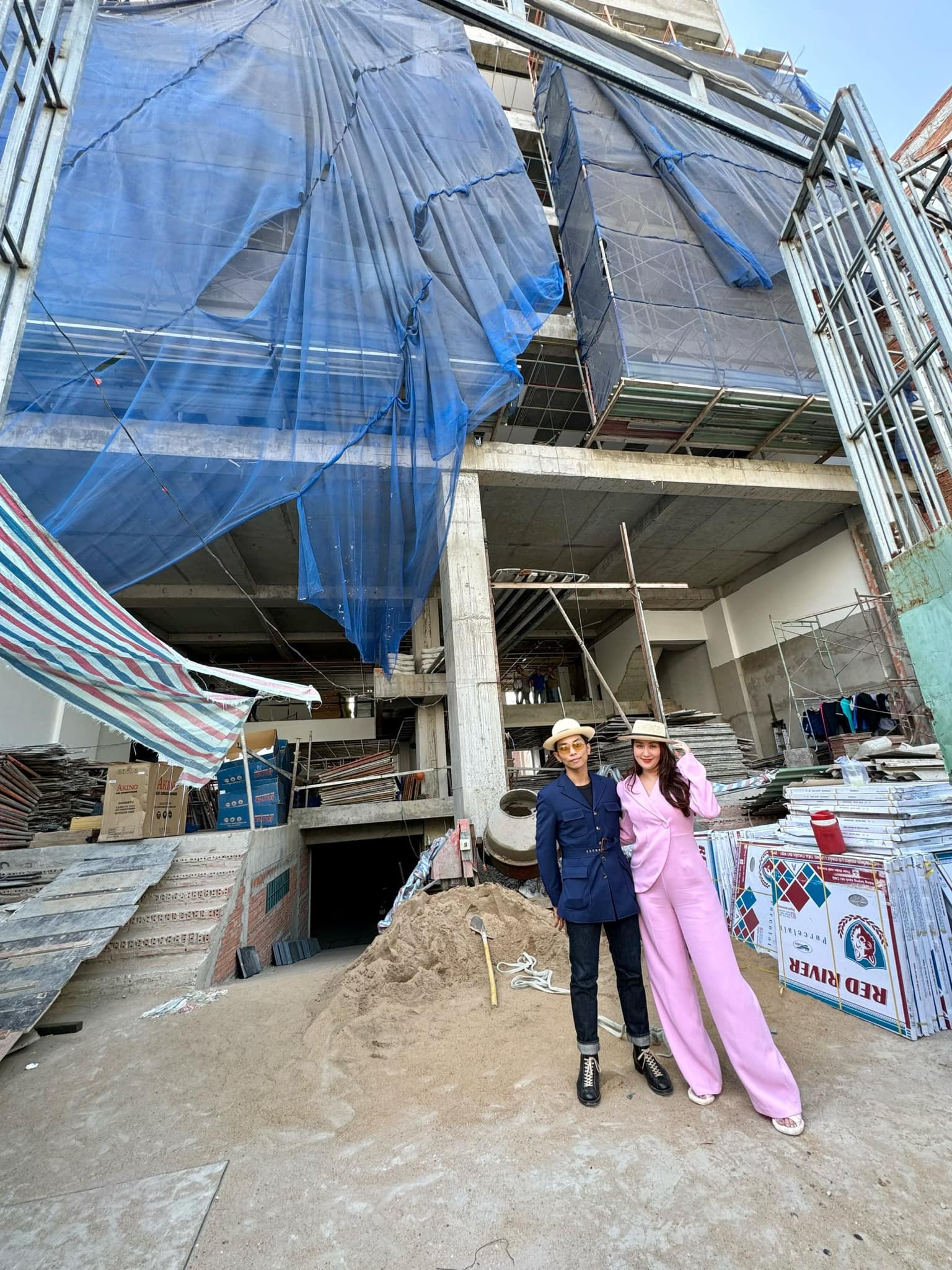 Vợ chồng Khánh Thi khoe công trình bề thế đang xây dựng, quy mô hoành tráng khiến ai cũng trầm trồ - ảnh 1