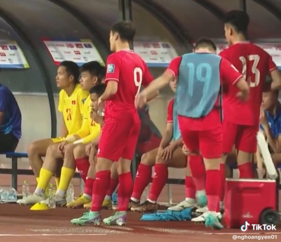 Clip: Bắt trọn khoảnh khắc Quang Hải trút giận vào thùng nước vì không được vào sân, phải nhìn tuyển Việt Nam thua thảm bại - ảnh 5