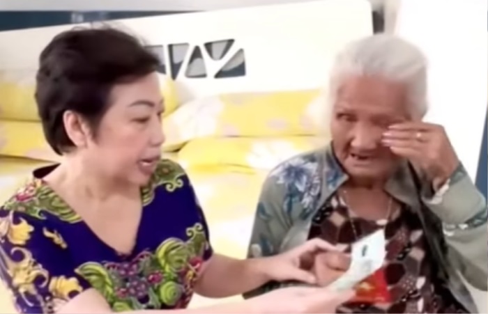 Nữ diễn viên Việt 88 tuổi bật khóc khi được cho 2,5 triệu đồng khiến ai cũng xót xa - ảnh 1