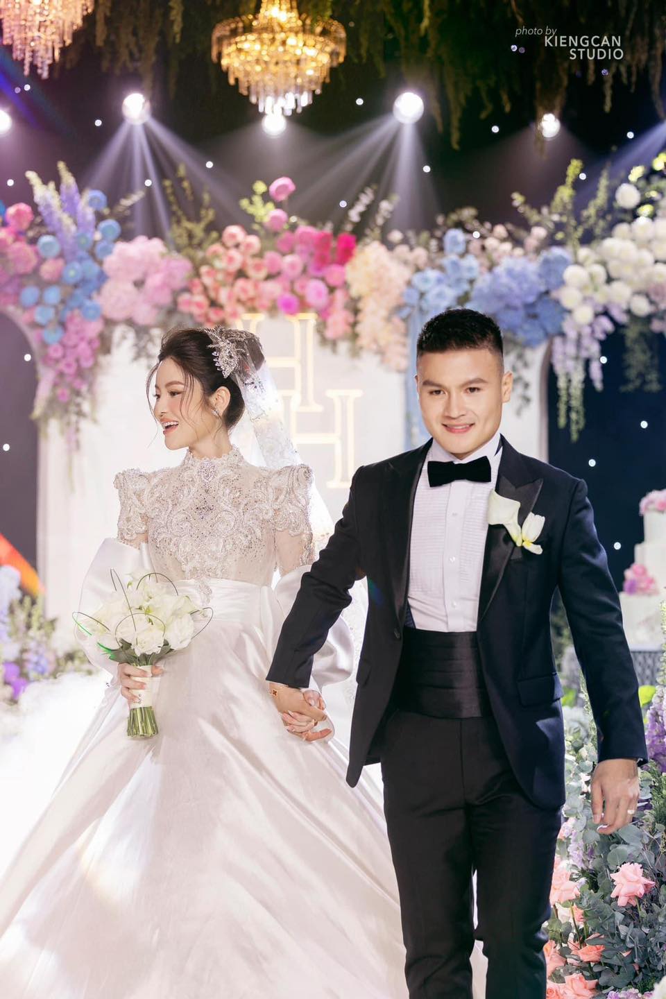 Hòa Minzy đến trễ đám cưới Quang Hải: Được 'người đặc biệt' dắt tay vào tiệc, song ca cực sung cùng Văn Toàn - ảnh 1