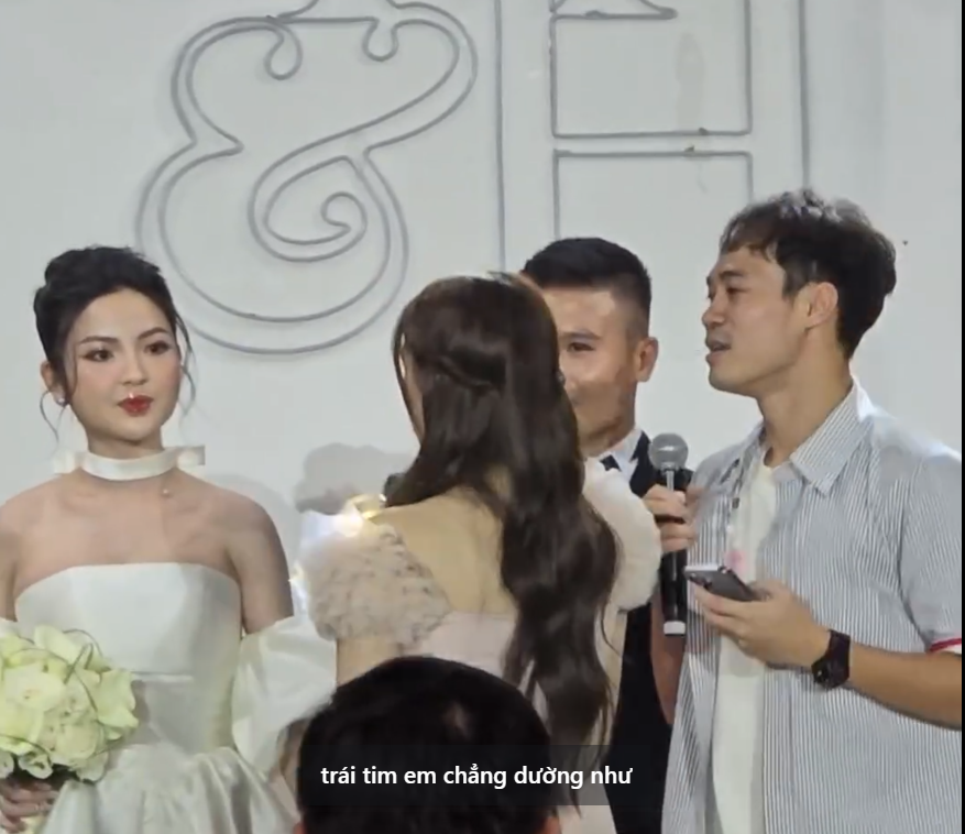 Hòa Minzy đến trễ đám cưới Quang Hải: Được 'người đặc biệt' dắt tay vào tiệc, song ca cực sung cùng Văn Toàn - ảnh 4