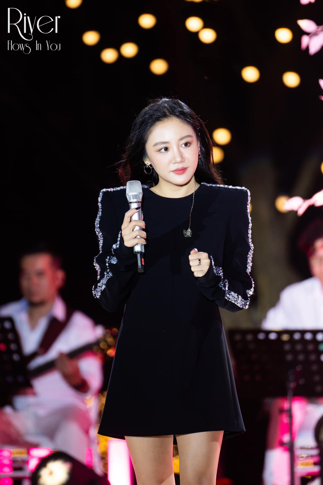 Cô gái được cầu hôn trong đêm nhạc của Văn Mai Hương, nhưng biểu cảm 'lạ' khiến bạn trai cũng sượng trân - ảnh 1