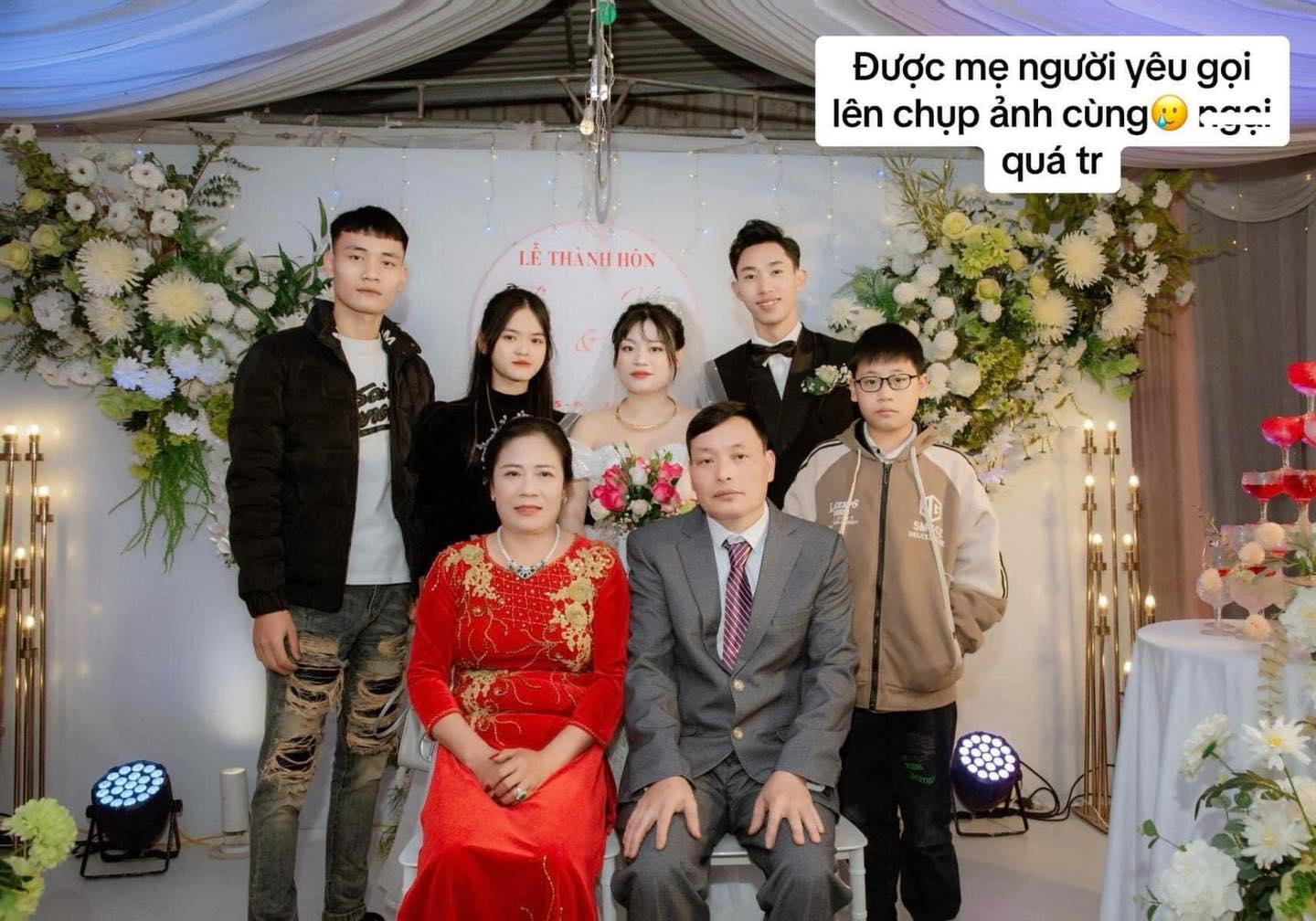 Đi đám cưới chị của người yêu, chàng trai được rủ chụp hình cùng gia đình và cái kết như bị 'phong ấn' - ảnh 2