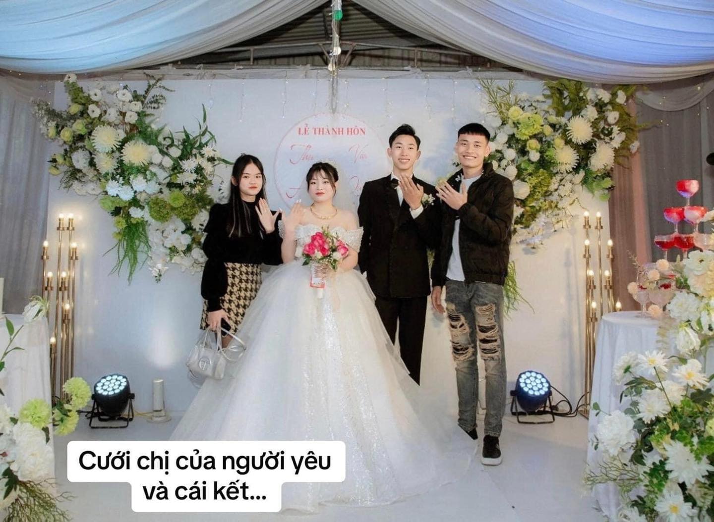 Đi đám cưới chị của người yêu, chàng trai được rủ chụp hình cùng gia đình và cái kết như bị 'phong ấn' - ảnh 1