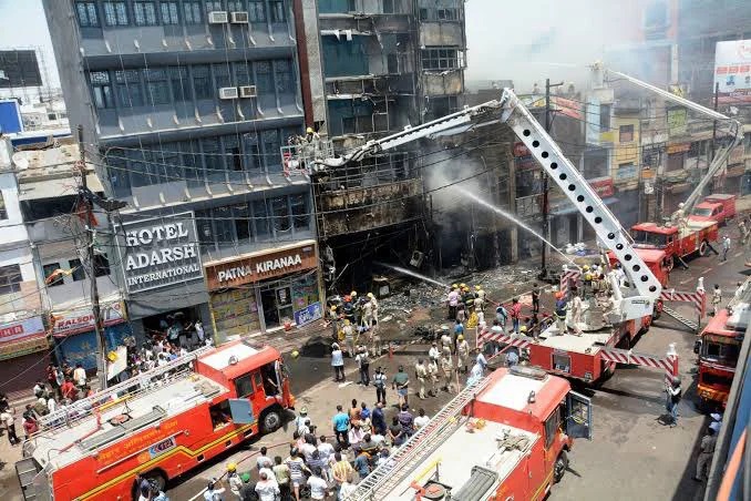 Cháy khách sạn trong đêm khiến 36 người thương vong: Lửa bùng phát cuồn cuộn, nhiều người liều mình thoát thân - ảnh 1