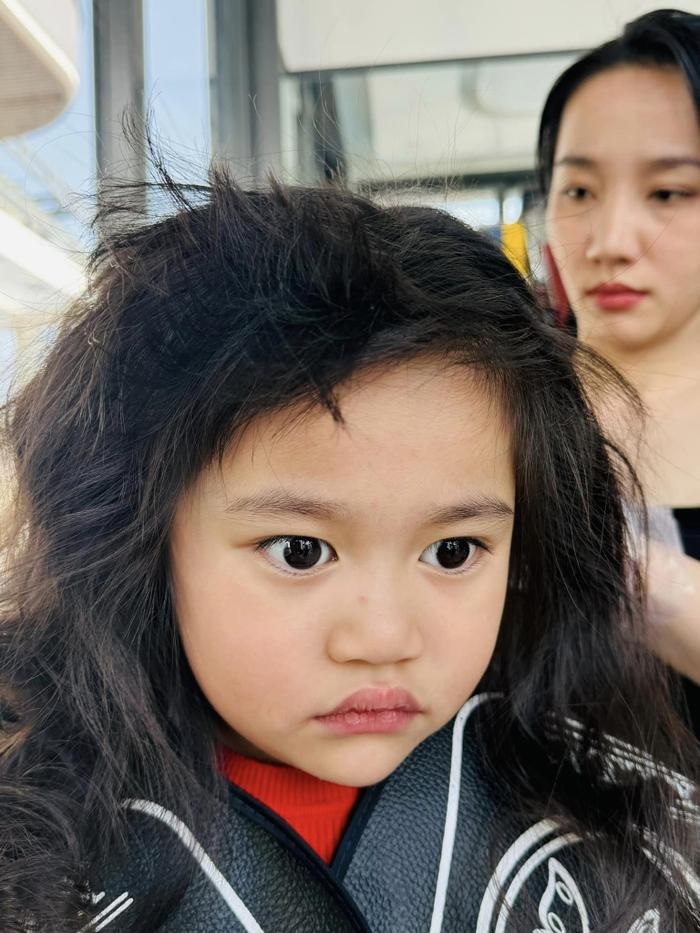 Quỳnh Quỳnh gây tranh cãi vì dùng hóa chất tạo kiểu tóc cho 2 con gái nhỏ, Lê Dương Bảo Lâm lên tiếng giải thích - ảnh 4
