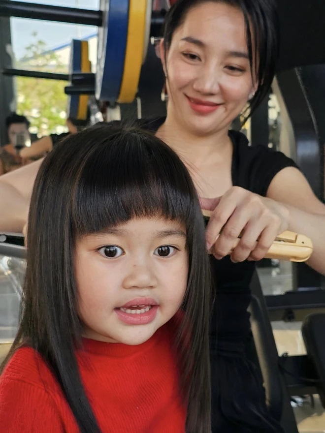 Quỳnh Quỳnh gây tranh cãi vì dùng hóa chất tạo kiểu tóc cho 2 con gái nhỏ, Lê Dương Bảo Lâm lên tiếng giải thích - ảnh 7
