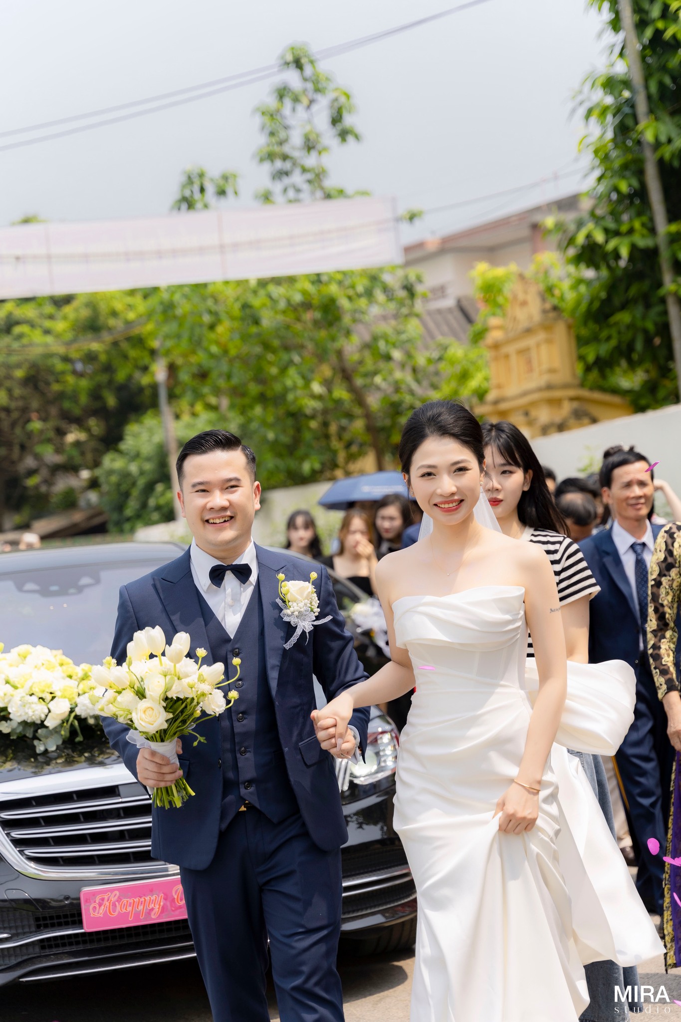 Cô dâu Hà Tĩnh đeo 30 chiếc kiềng vàng trị giá hơn 1,3 tỷ đồng trong ngày cưới gây sốt, gia thế gây tò mò - ảnh 4