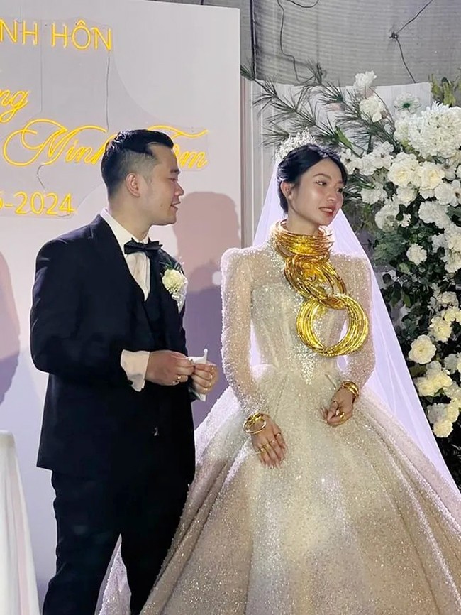 Cô dâu Hà Tĩnh đeo 30 chiếc kiềng vàng trị giá hơn 1,3 tỷ đồng trong ngày cưới gây sốt, gia thế gây tò mò - ảnh 1