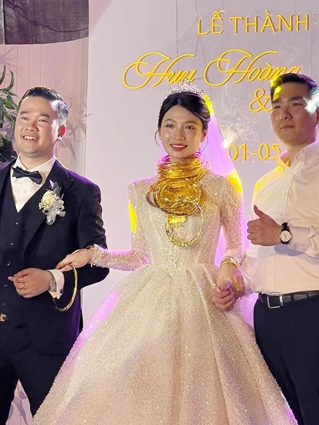 Cô dâu Hà Tĩnh đeo 30 chiếc kiềng vàng trị giá hơn 1,3 tỷ đồng trong ngày cưới gây sốt, gia thế gây tò mò - ảnh 3